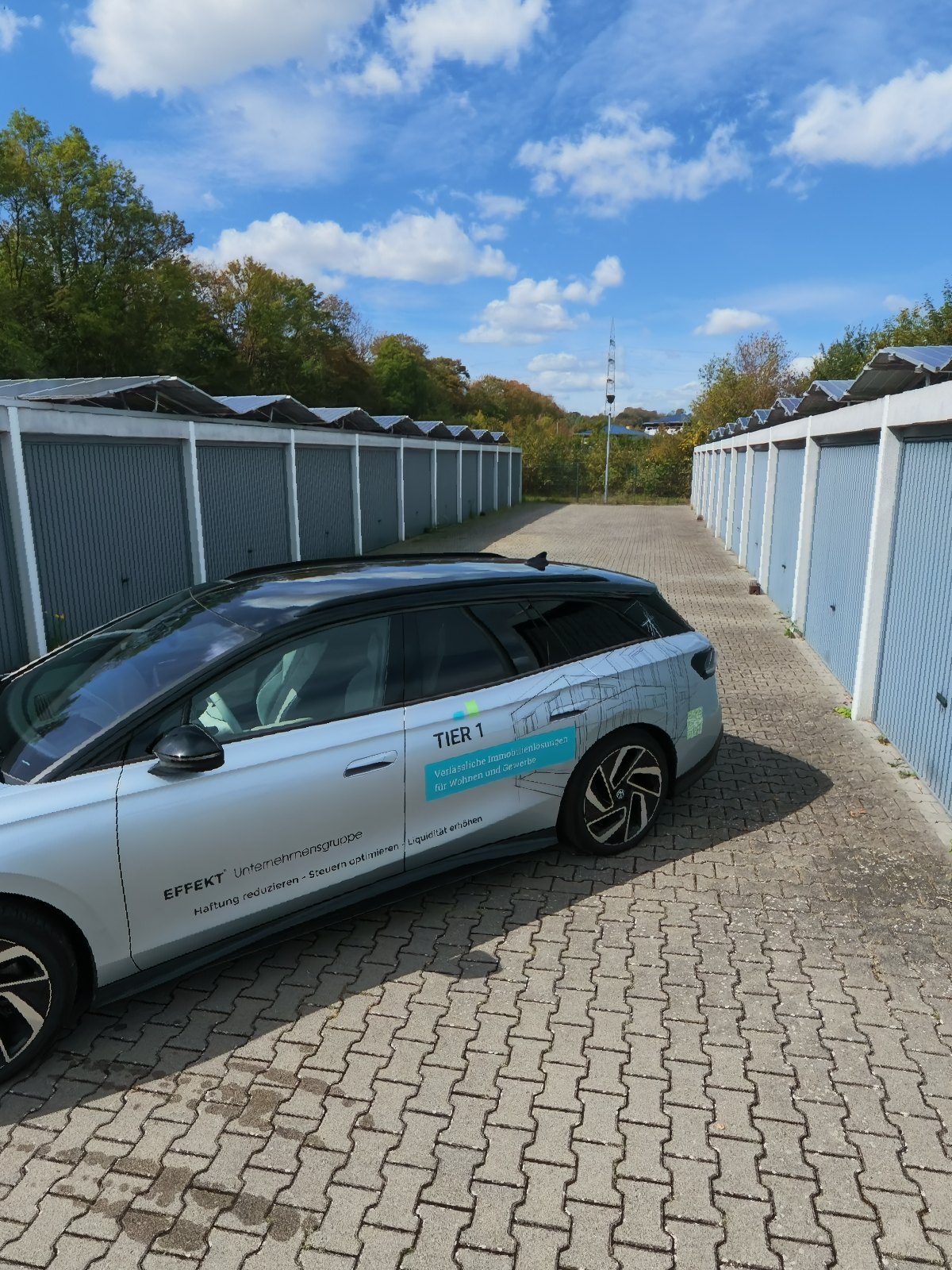 Tier-1-Fahrzeug vor einer Reihe grauer Garagentore im Garagenpark Kettig