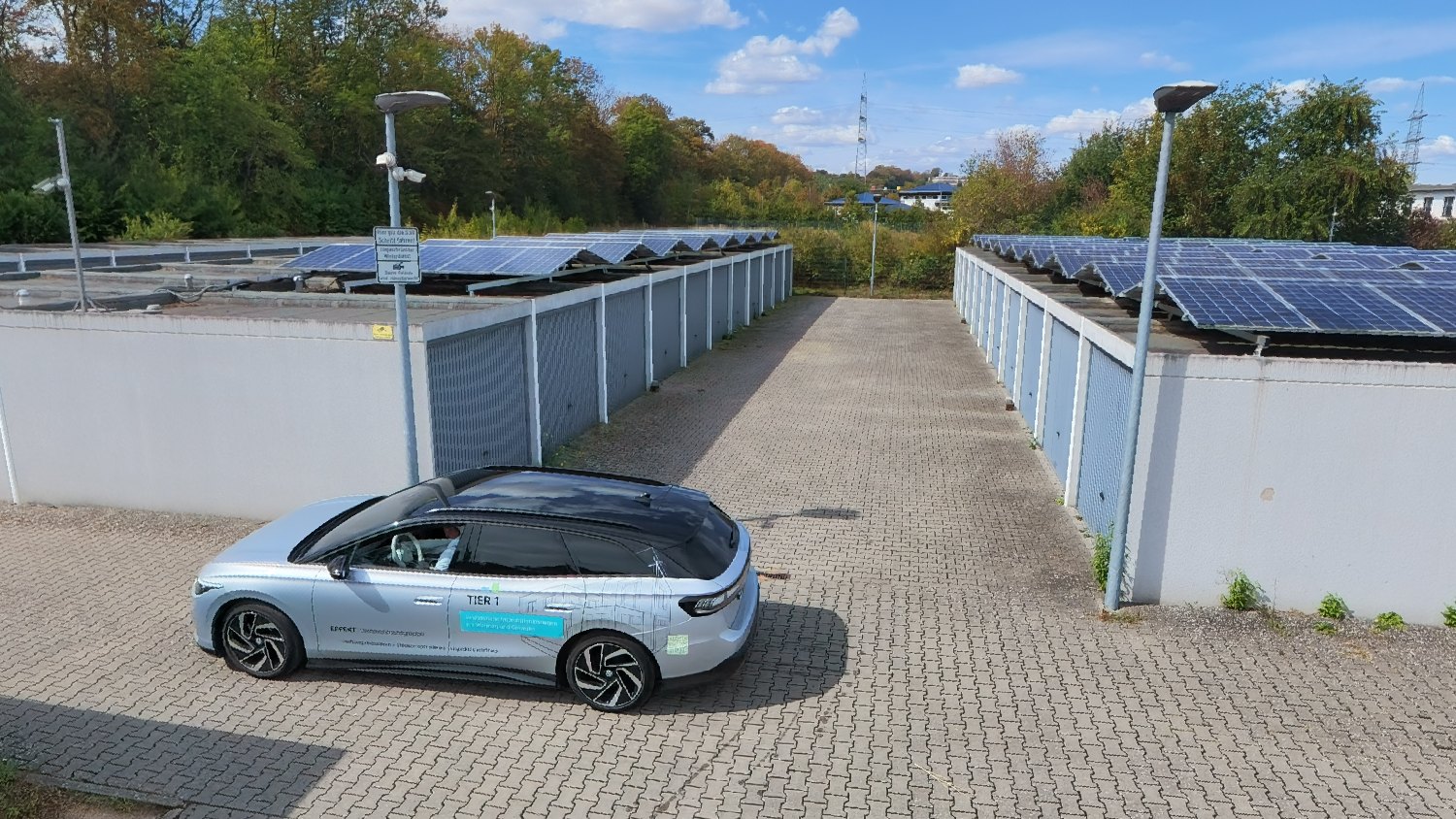 Blick über die Garagendächer mit Photovoltaik-Modulen und Außenbeleuchtung