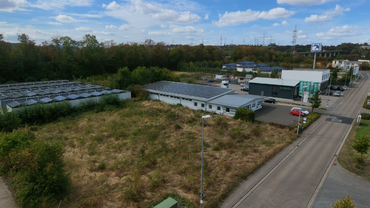 Luftaufnahme des Gewerbegebiets Im Hundel mit Straße, Hallen und dem Garagenpark am linken Rand