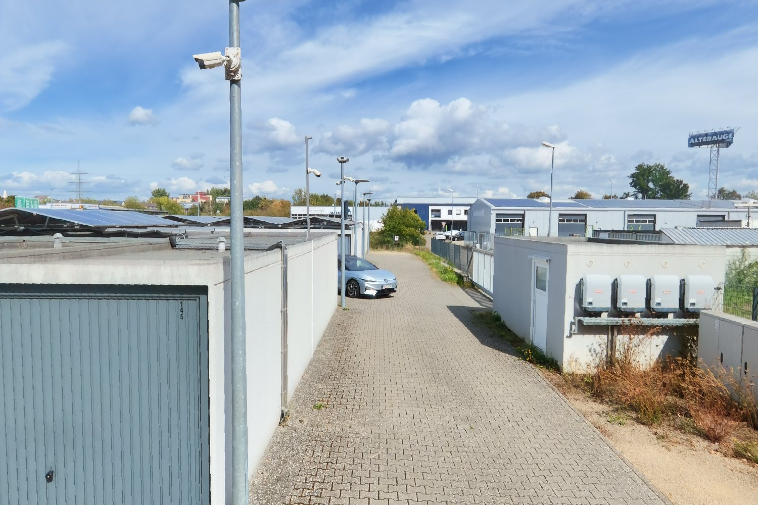 Fahrgasse mit Kameramast, Lichtmast und Technikhaus am Tor