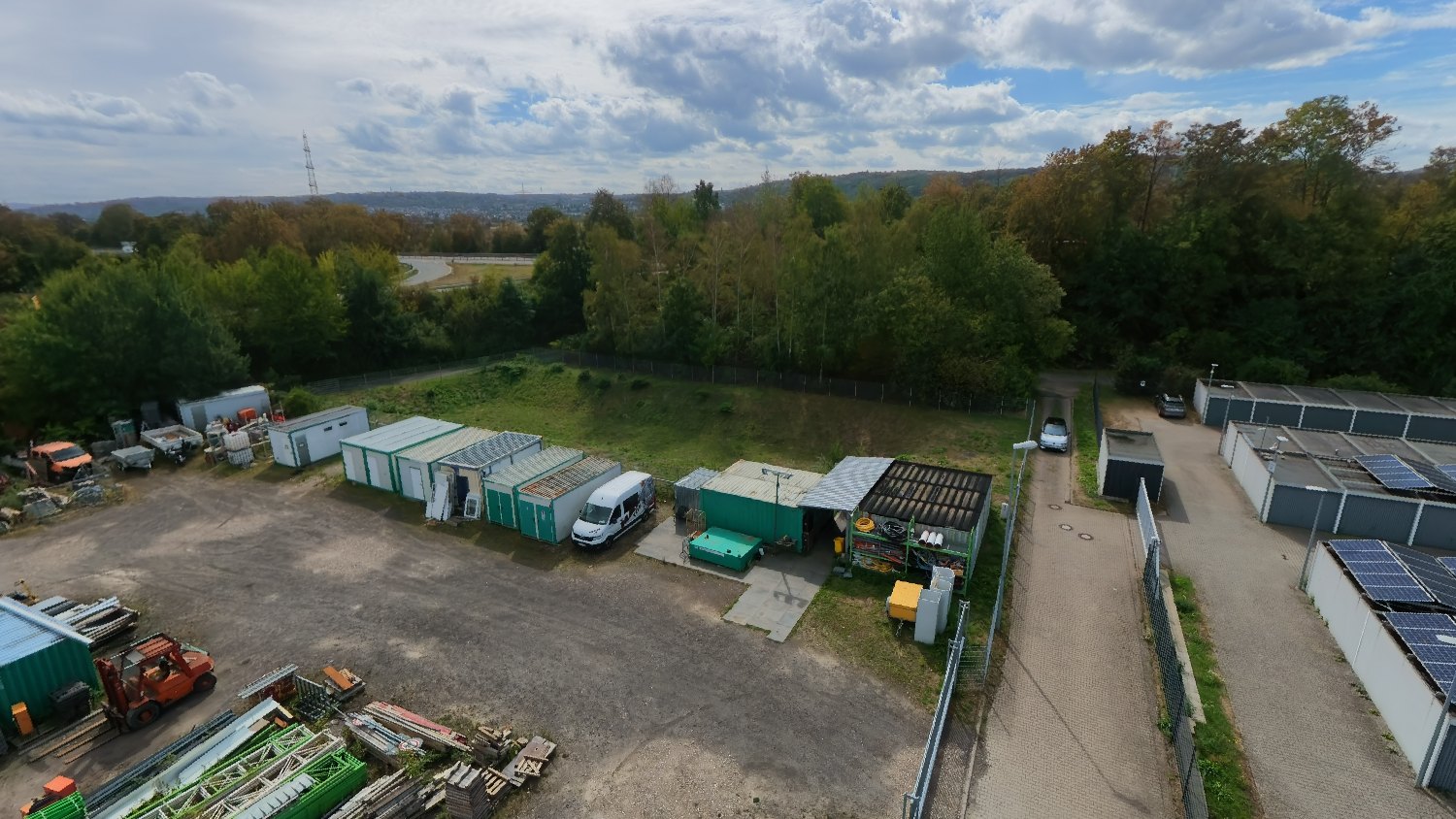 Weite Luftaufnahme über Kettig mit Gewerbegebiet, Feldern und den Höhen des Rheintals