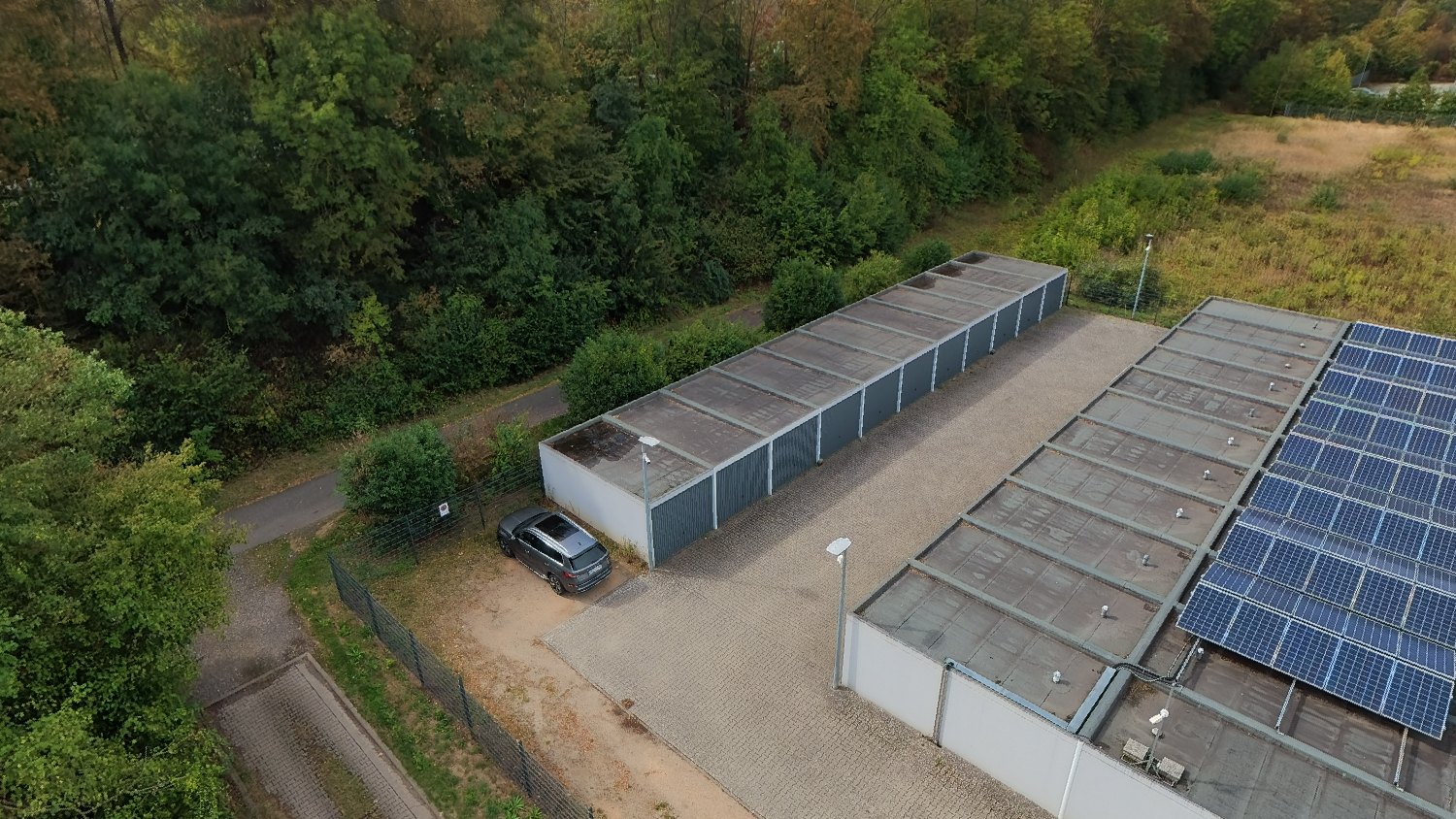 Luftaufnahme der äußeren Garagenreihe am Grünstreifen mit Bäumen