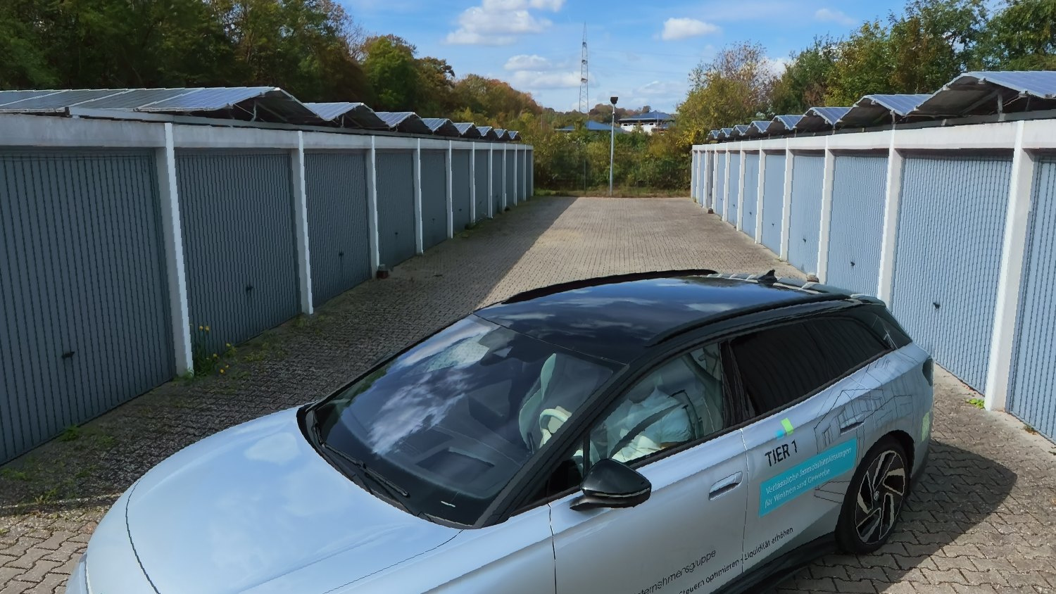 Tier-1-Fahrzeug vor den Garagentoren in der Fahrgasse